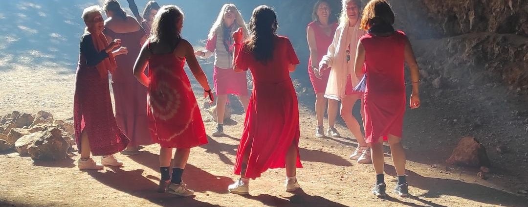 mujeres en círculo durante un retiro de climaterio y menopausia